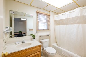 Chambre Élite | Salle de bain | Baignoire, séchoir à cheveux, serviettes fournies, savon