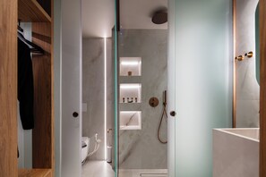 Shower, jetted tub, eco-friendly toiletries, hair dryer