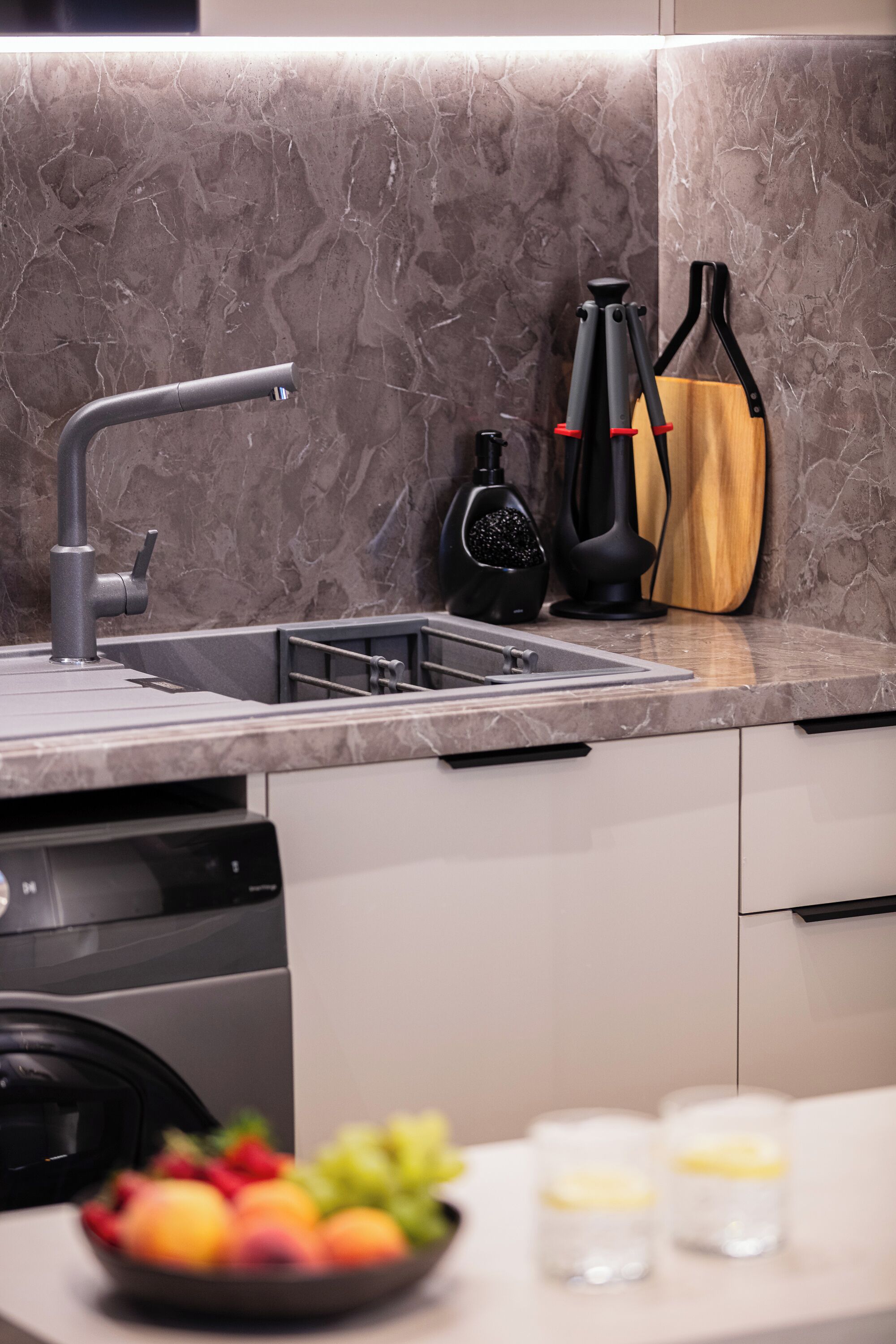 Wasserkocher mit Kaffee-/Teezubehör, Kühlschrank, Mikrowelle, Toaster