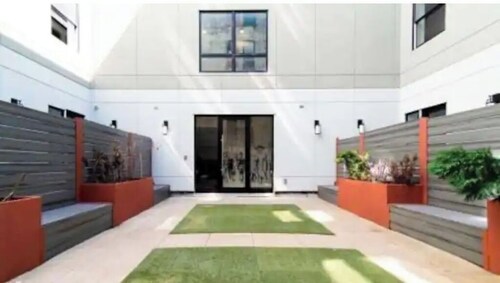 New modern Apt w/gym &elevator(monthly deal disc.)