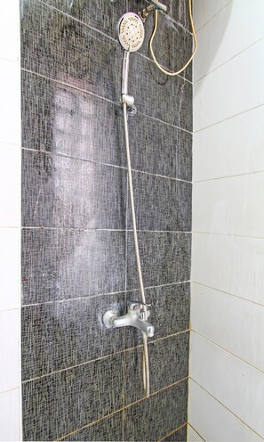 Kamar Double Deluks | Kamar mandi | Shower, handuk,  dan tisu toilet