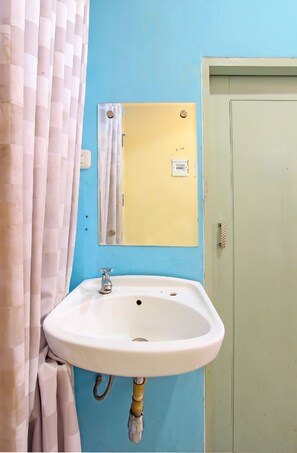 Standard Double Room | Bathroom | Shower, towels, toilet paper
