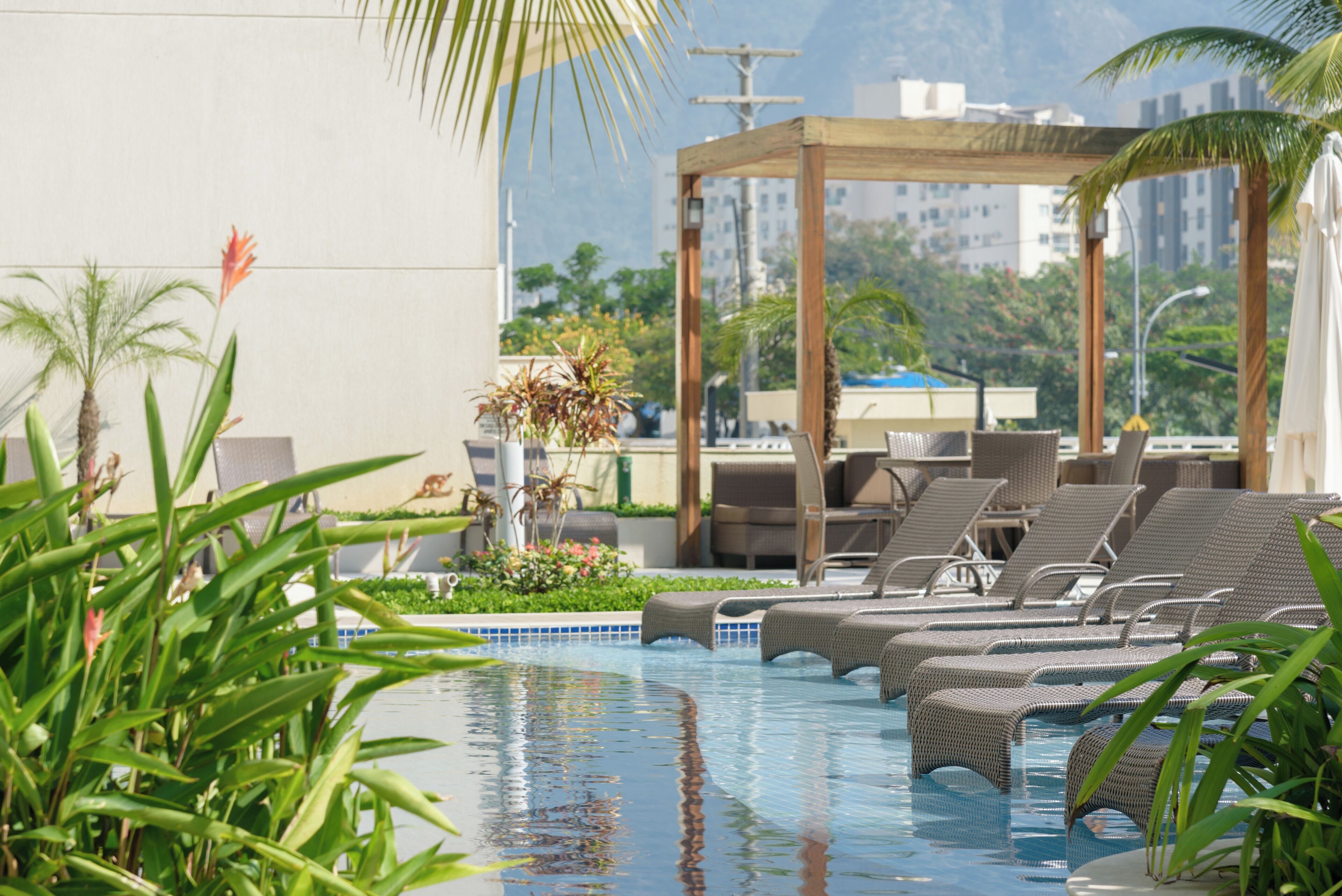 Una piscina al aire libre