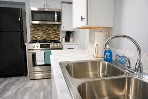 Jääkaappi, mikroaaltouuni, uuni, liesi