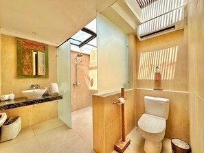 Shower, hair dryer, bathrobes, towels - Villa Carissa: Private Pool in Seminyak Center, Bali (Bali)