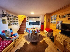 TV connectée, livres, chaîne hi-fi