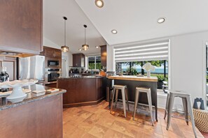 Réfrigérateur, four à micro-ondes, un four, surface de cuisson