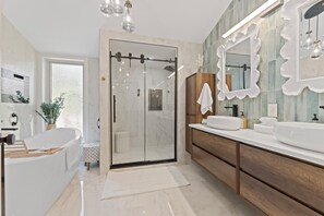 Dusche, Whirlpool, Haartrockner, Handtücher