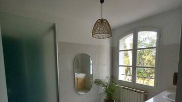 Ducha, secador de pelo, toallas y jabón