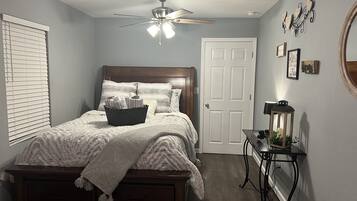 2 bedrooms, iron/ironing board, free WiFi, bed sheets