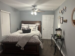 2 bedrooms, iron/ironing board, free WiFi, bed sheets - Charming Home just minutes from Interstate and Mall (Kevil)