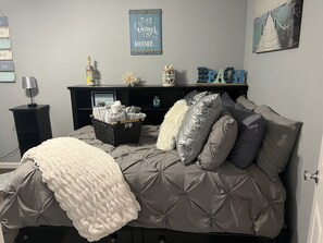 2 bedrooms, iron/ironing board, free WiFi, bed sheets - Charming Home just minutes from Interstate and Mall (Kevil)