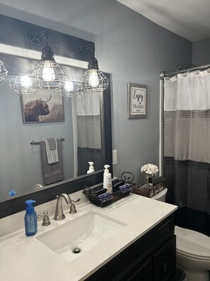 Towels, soap, shampoo, toilet paper - Charming Home just minutes from Interstate and Mall (Kevil)