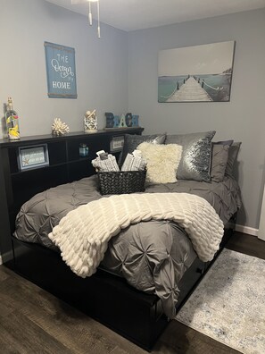 2 makuuhuonetta, silitysrauta/-lauta, ilmainen Wi-Fi, vuodevaatteet