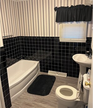 Douche, sĂšche-cheveux, serviettes fournies, papier toilette