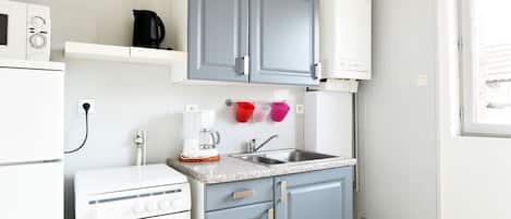 Réfrigérateur, micro-ondes, four, plaque de cuisson