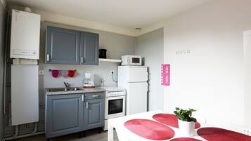 Réfrigérateur, micro-ondes, four, plaque de cuisson