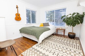 4 habitaciones, tabla de planchar con plancha y cuna de viaje 