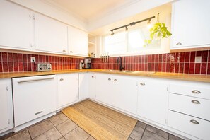 KĂŒhlschrank, Mikrowelle, Ofen, Herdplatte
