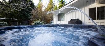 Peaceful/stylish 4 bdrm, 2 bath. Hot tub and massage chair, 35 min to Whistler.