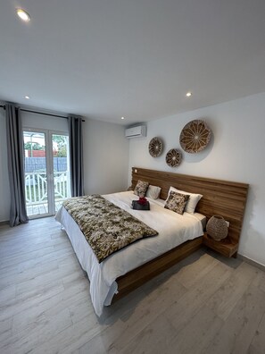 3 bedrooms, in-room safe, iron/ironing board, travel cot