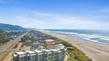 Plage, chaises longues, serviettes de plage