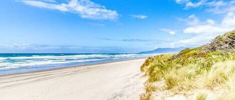 På stranden, solsenger og strandhåndklær