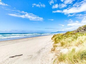 En la playa, camastros y toallas de playa