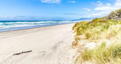 Prime Beach Front Ocean Views - 30 Second Walk to Beach!