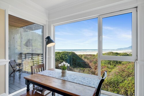 Prime Beach Front Ocean Views - 30 Second Walk to Beach!