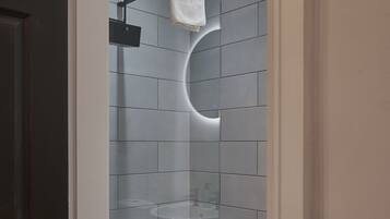 Regadera, toallas, jabón, shampoo