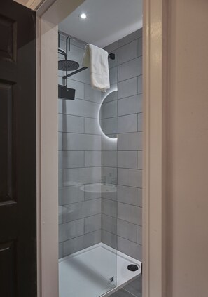 Douche, serviettes fournies, savon, shampoing