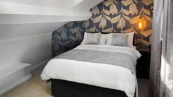 Deluxe-Doppelzimmer, 1 Doppelbett, Nichtraucher, Gemeinschaftsbad | Daunenbettdecken, Pillowtop-Betten, individuell dekoriert