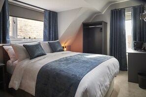 Down comforters, pillowtop beds, individually decorated - Home at Tancred Road  (Liverpool)