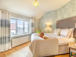 3 bedrooms, free WiFi, bed sheets, wheelchair access