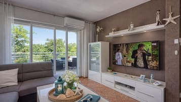 Appartamento familiare, camere multiple (Sea Breeze Residence Mariella) | Area soggiorno | TV