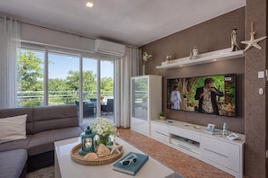 Familienapartment, Mehrere Schlafzimmer (Sea Breeze Residence Mariella) | Wohnbereich | Fernseher