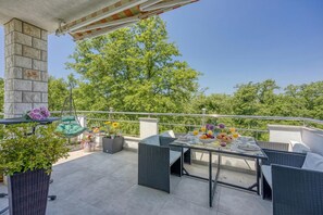 Family Apartment, Multiple Bedrooms (Sea Breeze Residence Mariella) | Outdoor dining