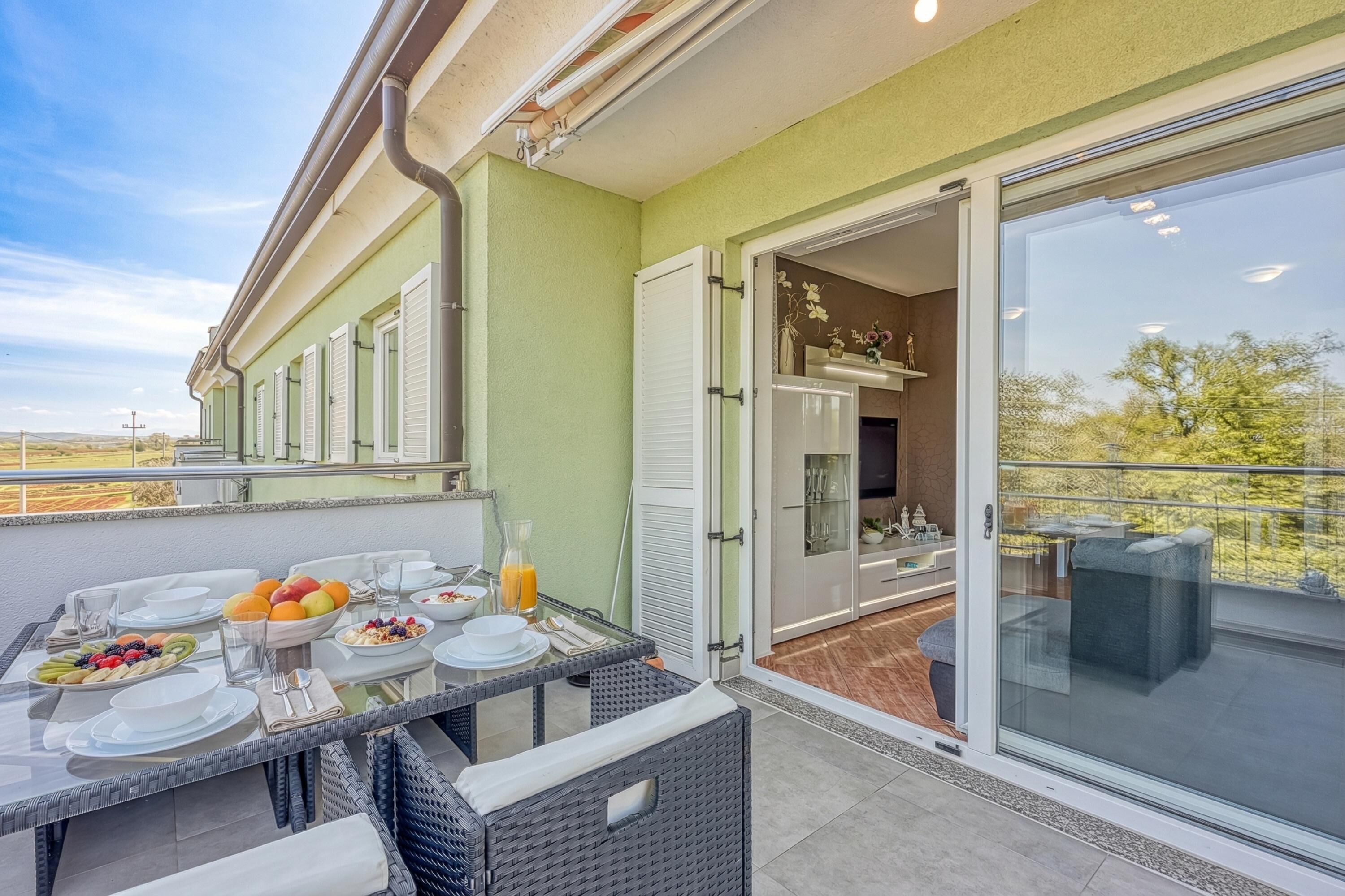 Appartement familial, plusieurs chambres (Sea Breeze Residence Mariella) | Restauration en plein air