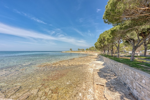 Familienapartment, Mehrere Schlafzimmer (Sea Breeze Residence Mariella) | Strand