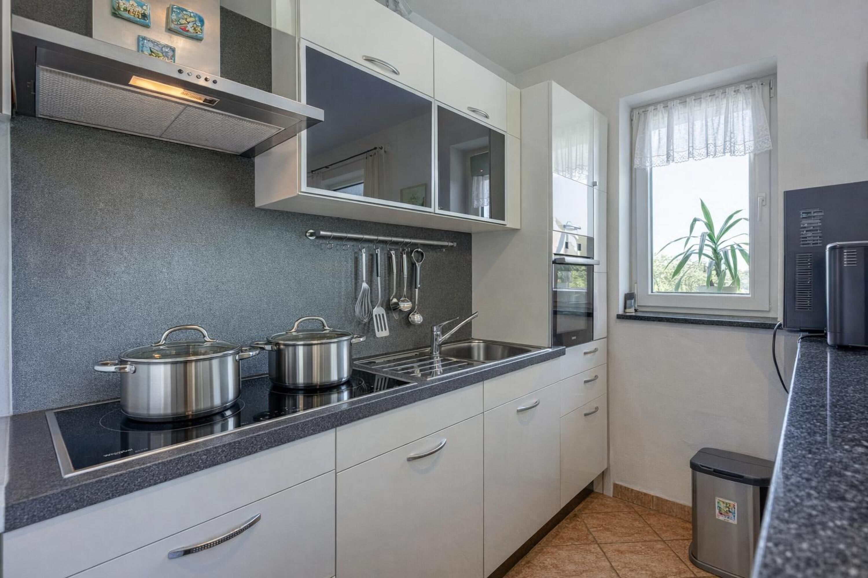 Familjelägenhet - flera sovrum (Sea Breeze Residence Mariella) | Eget kök | Kylskåp, ugn, spishäll och diskmaskin