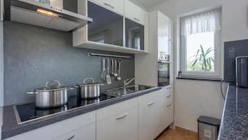 Familienapartment, Mehrere Schlafzimmer (Sea Breeze Residence Mariella) | Eigene Küche | Kühlschrank, Ofen, Herdplatte, Geschirrspüler