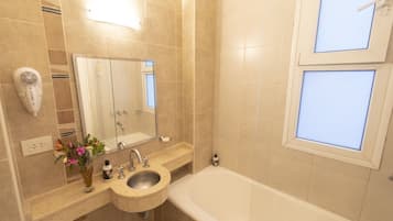 Duschwanne, kostenlose Toilettenartikel, Haartrockner, Bidet