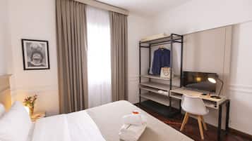 2 chambres, coffres-forts dans les chambres, bureau, rideaux occultants