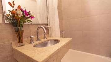 Duschwanne, kostenlose Toilettenartikel, Haartrockner, Bidet