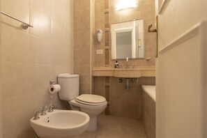 Quarto solteiro clássico | Banheiro | Chuveiro/banheira combinados, produtos de toalete grátis
