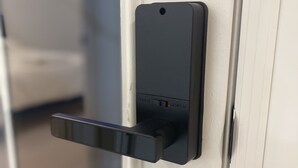 Eine Tür mit einem modernen elektronischen Schloss und Schlüsselloch.
