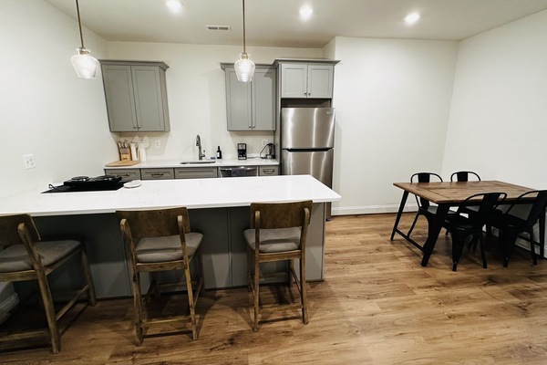 Kylskåp, mikrovågsugn, ugn och spishäll