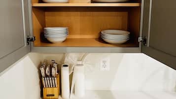 Serviettes fournies, savon, shampoing, papier toilette