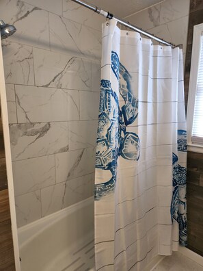 Haartrockner, Handtücher, Seife, Toilettenpapier